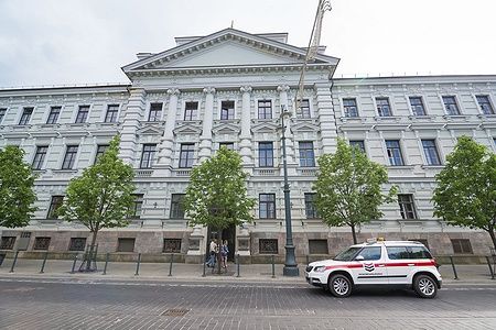 Edificio del Museum of Genocide Victims a Vilnius, con persone e un veicolo di fronte.