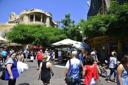 Visitatori passeggiano nel Nachalat Binyamin Pedestrian Mall a Tel Aviv.