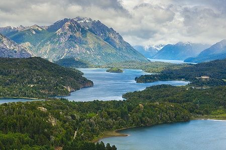Panorama sul Parco Nazionale Nahuel Huapi dal Cerro Campanario, con montagne e laghi.