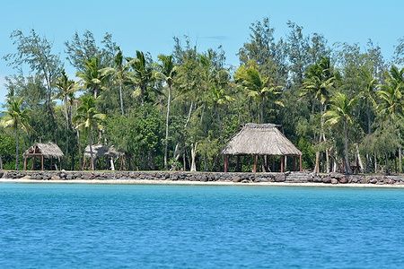 Capanne tra le palme a Nanuya Levu, Fiji, con acqua cristallina.