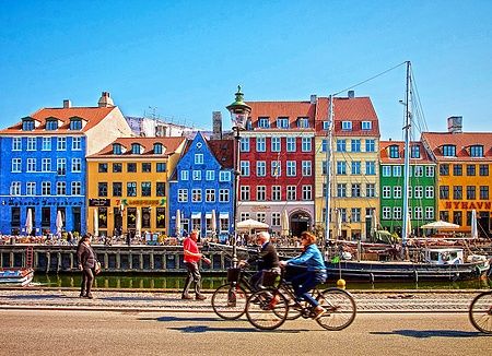 Case colorate e persone che passeggiano a Nyhavn, Copenaghen.