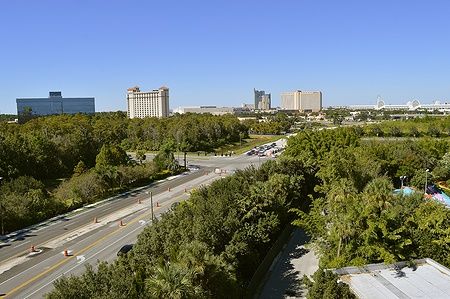 Incrocio su International Drive a Orlando con edifici e aree verdi.