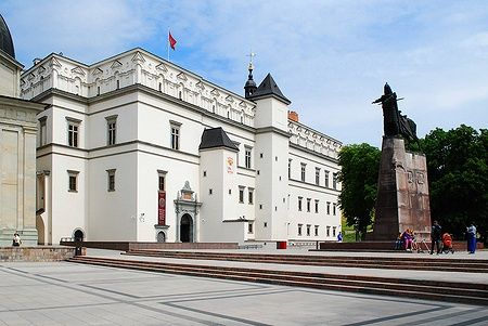 Palazzo dei Granduchi di Lituania con statua a Vilnius.