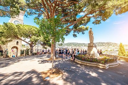 Turisti nella piazza di Castre a Cannes con vista sulla città.