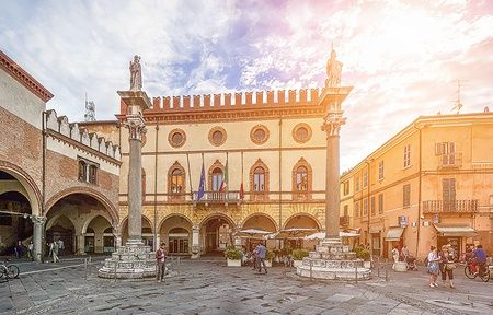 Piazza del Popolo a Ravenna con il Palazzo Comunale e persone che passeggiano.