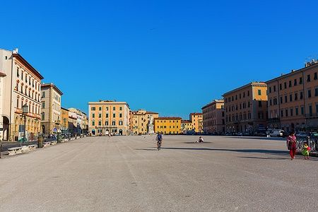 Piazza della Repubblica a Livorno con edifici storici e persone.