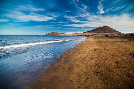 Spiaggia di Playa el Médano con Montana Roja sullo sfondo, Tenerife.