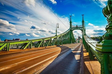 Ponte della Libertà a Budapest sotto un cielo azzurro.