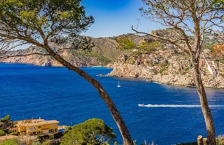 Panorama costiero a Port de Andratx, Maiorca, con mare blu e scogliere.