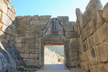 Porta dei Leoni a Micene in Grecia, con rilievo di leoni.