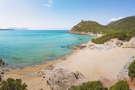 Spiaggia di Porto Ferro con torre di avvistamento in Sardegna.