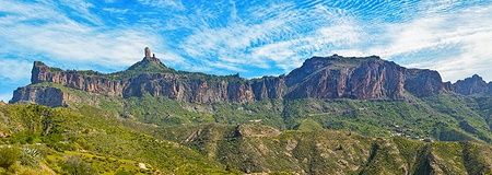 Vista del Roque Nublo a Gran Canaria circondato da montagne verdi.