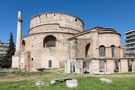 La Rotonda di Galerio a Salonicco, un edificio circolare in mattoni e minareto.