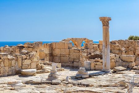 Rovine dell'antica Kourion con il mare sullo sfondo a Cipro.