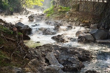 Ruscello di acqua calda con vapore e rocce a Beitou, Taipei.