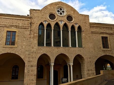 Facciata della Saint George Greek Orthodox Cathedral a Beirut con archi gotici.