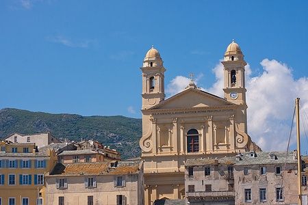 Chiesa di Saint-Jean-Baptiste a Bastia con facciata barocca e torri gemelle.