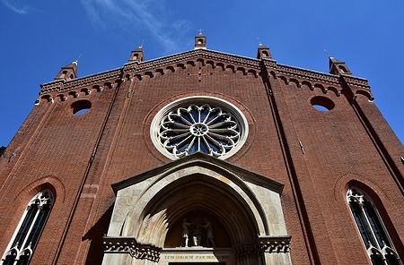 Facciata in mattoni della chiesa di Santa Corona a Vicenza.
