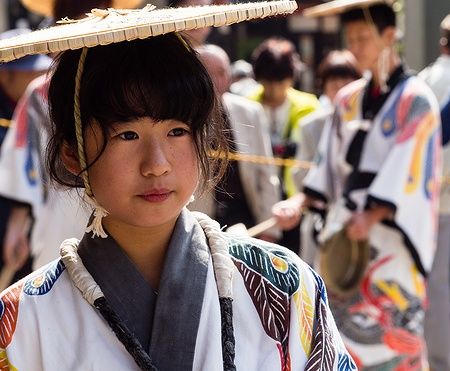 Ragazza giapponese in abito tradizionale al festival di Takayama.