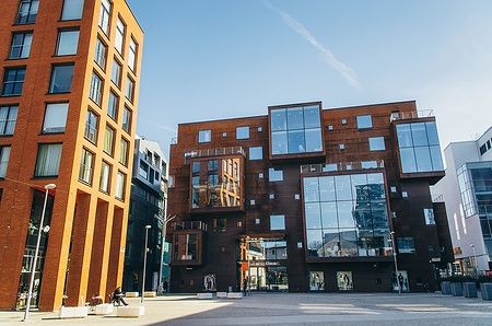 Edifici moderni nel quartiere Rotermann a Tallinn con forme e finestre uniche.
