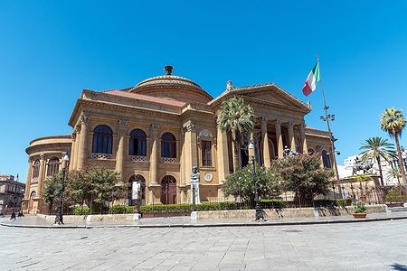 Teatro Massimo di Palermo con cielo blu.