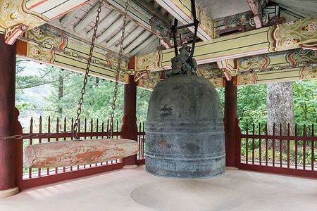 Campana in bronzo nel tempio Pohyon-sa, un importante sito buddhista in Corea del Nord.
