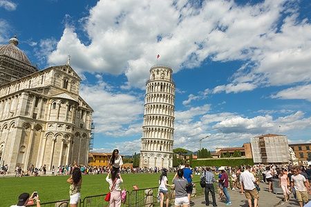 Torre di Pisa con molti turisti in una giornata soleggiata.