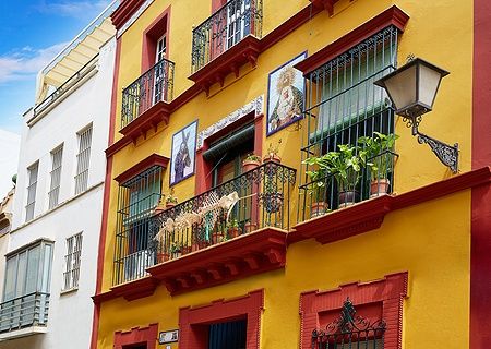 Facciate colorate nel quartiere Triana, Siviglia, con decorazioni locali.