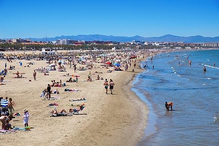 Bagnanti a El Cabanyal e La Malvarrosa a Valencia, Spagna.
