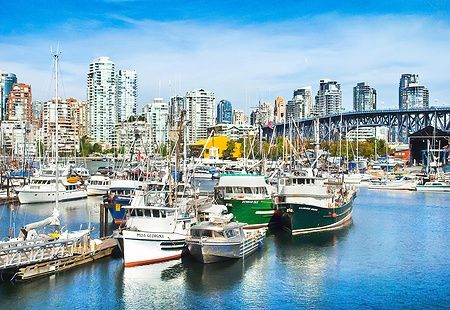 Skyline di Vancouver con ponte Granville e navi a False Creek.
