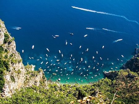 Vista di Capri con barche e yacht nel mare.