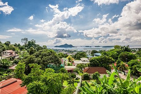 Vista di Victoria, capitale delle Seychelles, con colline e mare.