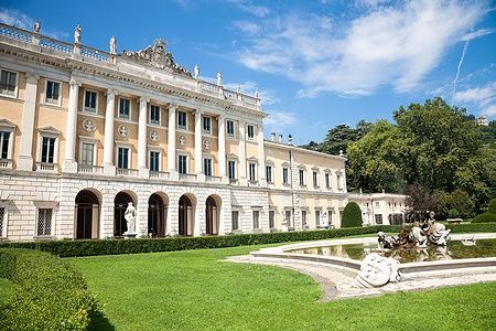 Villa Olmo a Como con giardini e fontana in una giornata di sole.