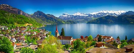 Panorama di Weggis, lago di Lucerna e Alpi svizzere.