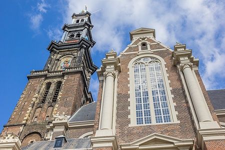 La Westerkerk di Amsterdam con il cielo azzurro sullo sfondo.