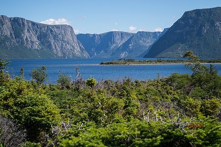 Veduta di Western Brook Pond nel Gros Morne National Park con scogliere e vegetazione.