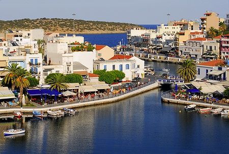 Vista su Agios Nikolaos, Creta, con case bianche e un canale.