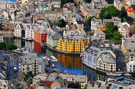Veduta di Alesund, Norvegia, con edifici Jugendstil riflessi nel fiume.