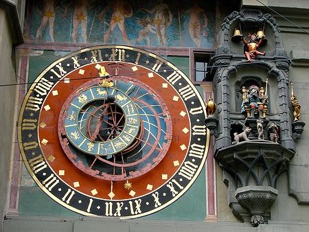Dettaglio dell'orologio della torre Zytglogge a Berna con simboli zodiacali.