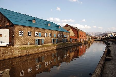 Canale di Otaru con edifici storici e riflessi sull'acqua.