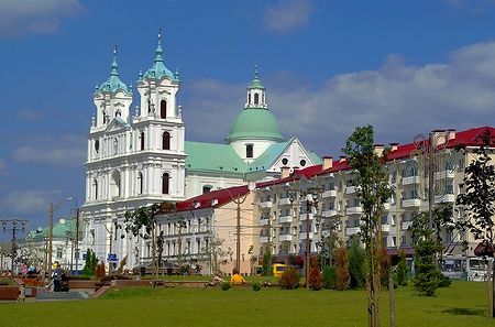 Una cappella cattolica a Grodno, Bielorussia, con edifici e cielo azzurro.