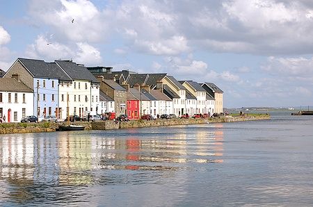 Case colorate lungo l'acqua a Salthill, Galway, Irlanda.