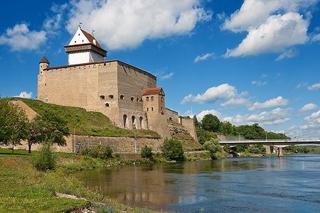 Il castello di Narva in Estonia vicino al fiume e un ponte.