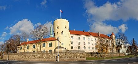Vista del Castello di Riga, residenza del Presidente della Lettonia, sotto un cielo blu.