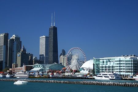 Vista del Navy Pier a Chicago con skyline e ruota panoramica.