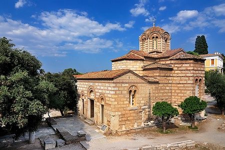 Chiesa dei Santi Apostoli ad Atene in stile bizantino con cielo sereno.