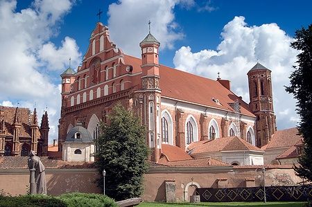 Chiesa di San Bernardino a Vilnius in estate.