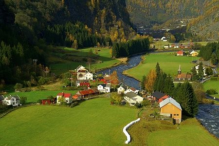 Panorama della Flam Valley in Norvegia con villaggio e fiume.