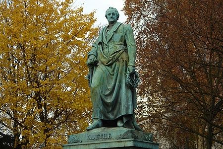 Scultura di Goethe a Francoforte in un contesto autunnale.