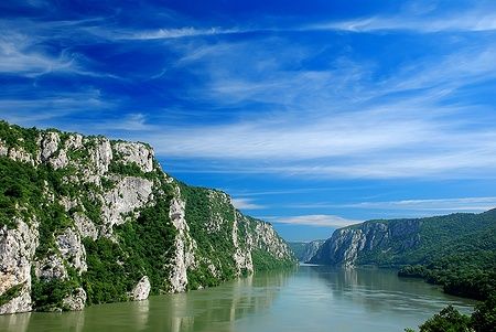 Scogliere e fiume Danubio in una gola in Serbia sotto un cielo azzurro.